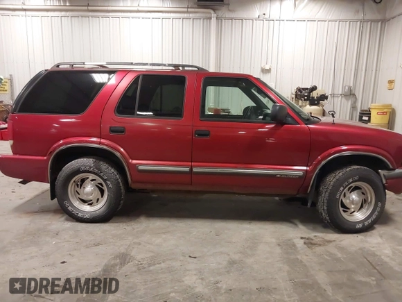 2000 Chevrolet Blazer LT z VIN 1GNDT13W1Y2358746, wystawiony jako IAAI lot #41541071 z przebiegiem 205 532 mil mil oraz . Historia ofert i sprzedaży dostępna na DreamBid. Obrazek 13.