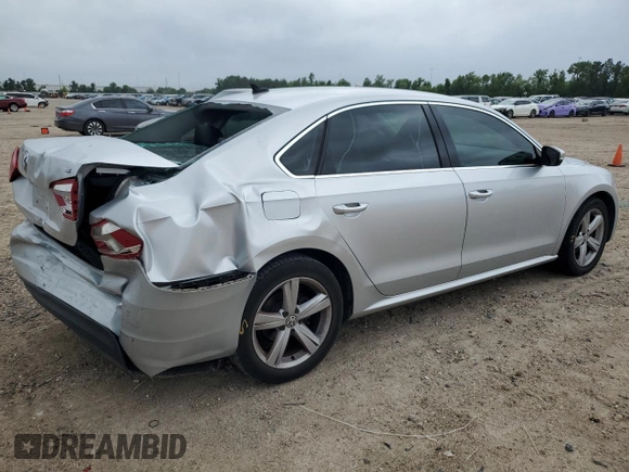 2013 Volkswagen Passat SE z VIN 1VWBH7A37DC083799, wystawiony jako Copart lot #55796875 z przebiegiem 111 747 mil mil oraz Szkoda całkowita • Salvage title. Historia ofert i sprzedaży dostępna na DreamBid. Obrazek 3.