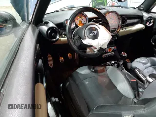 2010 MINI Convertible S z VIN WMWMS3C52ATY50861, wystawiony jako Copart lot #55620135 z przebiegiem 214 734 mil mil oraz Szkoda całkowita • Salvage title. Historia ofert i sprzedaży dostępna na DreamBid. Obrazek 8.
