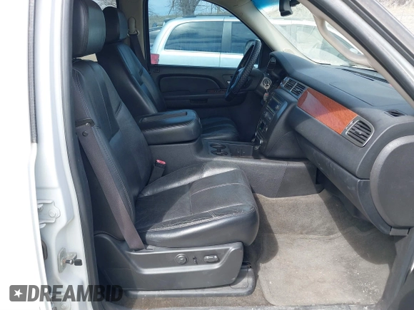 2007 GMC Yukon XL SLT with VIN 1GKFK16387J201973, listed as a IAAI auction lot 41879003 with 225,518 mi miles. Bid and sale history available at carsss.com. Image 5.