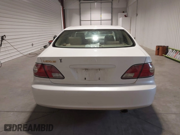 2002 Lexus ES 300 with VIN JTHBF30G825014674, listed as a IAAI auction lot 41805330 with 228,888 mi miles. Bid and sale history available at carsss.com. Image 17.