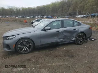 2024 BMW 5 Series 530i xDrive z VIN WBA53FJ03RCS21213, wystawiony jako Copart lot #52667565 z przebiegiem 457 mil mil oraz Szkoda całkowita • Salvage title. Historia ofert i sprzedaży dostępna na DreamBid. Obrazek 1.