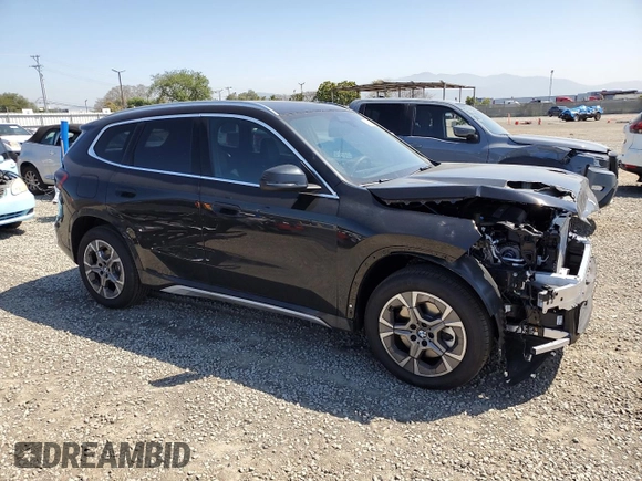 2025 BMW X1 xDrive28i z VIN WBX73EF06S5209777, wystawiony jako Copart lot #52076935 z przebiegiem 324 mil mil oraz Szkody całkowita. Historia ofert i sprzedaży dostępna na DreamBid. Obrazek 4.