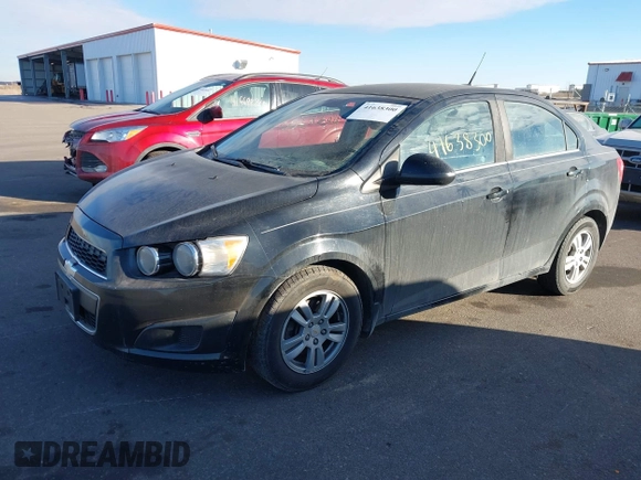 2012 Chevrolet Sonic LT z VIN 1G1JC5SH9C4185585, wystawiony jako IAAI lot #41638300 z przebiegiem 171 481 mil mil oraz . Historia ofert i sprzedaży dostępna na DreamBid. Obrazek 2.