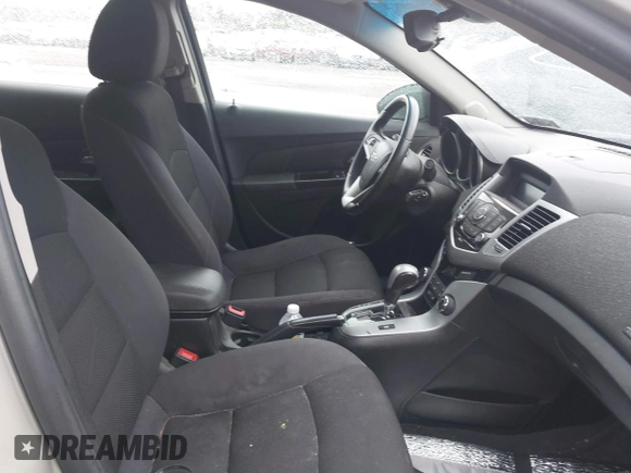 2014 Chevrolet Cruze 1LT z VIN 1G1PC5SB7E7194180, wystawiony jako IAAI lot #42331565 z przebiegiem 78 737 mil mil oraz . Historia ofert i sprzedaży dostępna na DreamBid. Obrazek 5.