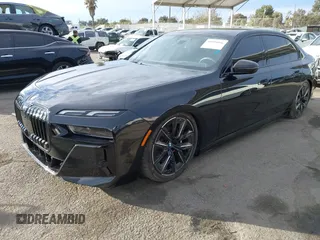 2023 BMW i7 xDrive60 z VIN WBY53EJ08PCN64169, wystawiony jako IAAI lot #40994066 z przebiegiem 6326 mil mil oraz . Historia ofert i sprzedaży dostępna na DreamBid. Obrazek 17.