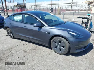 2023 Tesla Model 3 z VIN 5YJ3E1EA6PF659914, wystawiony jako IAAI lot #41818193 z przebiegiem 38 998 mil mil oraz . Historia ofert i sprzedaży dostępna na DreamBid. Obrazek 1.