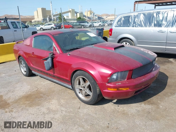 2005 Ford Mustang Deluxe z VIN 1ZVFT80N355125190, wystawiony jako IAAI lot #42444745 z przebiegiem 127 440 mil mil oraz . Historia ofert i sprzedaży dostępna na DreamBid. Obrazek 1.