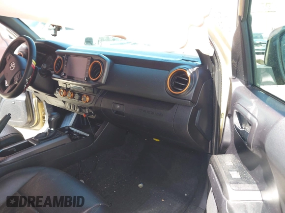 2020 Toyota Tacoma SR5 z VIN 3TMCZ5AN1LM300447, wystawiony jako IAAI lot #41961434 z przebiegiem 42 090 mil mil oraz . Historia ofert i sprzedaży dostępna na DreamBid. Obrazek 5.