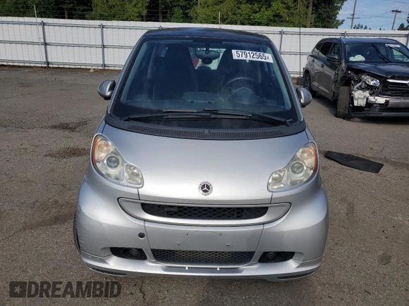 2009 Smart fortwo Pure z VIN WMEEJ31X89K276221, wystawiony jako Copart lot #57912565 z przebiegiem 118 701 mil mil oraz Szkody całkowita. Historia ofert i sprzedaży dostępna na DreamBid. Obrazek 5.