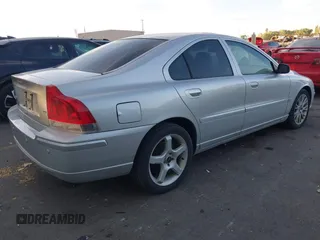 2006 Volvo S60 2.4L Turbo with VIN YV1RS547662506204, listed as a IAAI auction lot 40511738 with 155,457 mi miles. Bid and sale history available at carsss.com. Image 4.