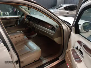 2001 Lincoln Town Car Cartier z VIN 1LNHM83W51Y609962, wystawiony jako IAAI lot #41623323 z przebiegiem 201 799 mil mil oraz . Historia ofert i sprzedaży dostępna na DreamBid. Obrazek 5.