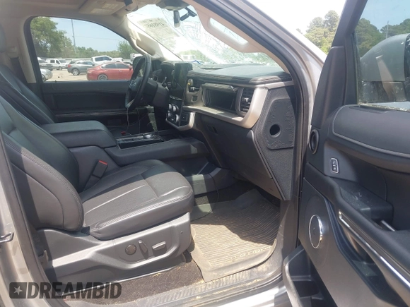2022 Ford Expedition XLT z VIN 1FMJU1HTXNEA49452, wystawiony jako IAAI lot #41981687 z przebiegiem 42 396 mil mil oraz . Historia ofert i sprzedaży dostępna na DreamBid. Obrazek 5.