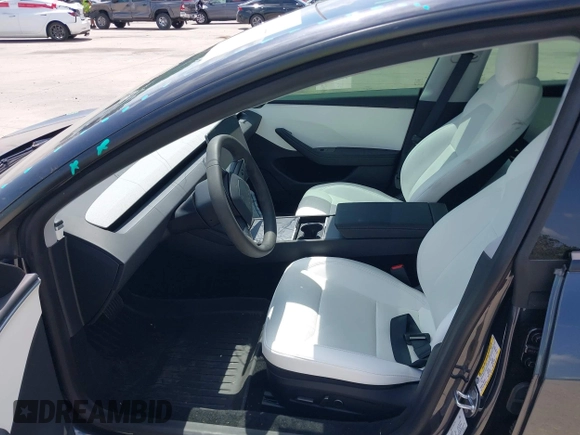 2024 Tesla Model 3 z VIN 5YJ3E1EAXRF864719, wystawiony jako IAAI lot #42129944 z przebiegiem 3 776 mil mil oraz . Historia ofert i sprzedaży dostępna na DreamBid. Obrazek 5.