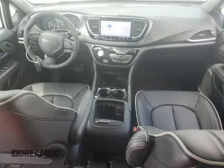 2025 Chrysler Pacifica Limited with VIN 2C4RC1GG1SR539601, listed as a Copart auction lot 60714795 with 9,796 mi miles and Clean title. Bid and sale history available at DreamBid. Image 8.