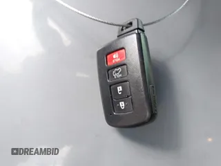 2018 Toyota RAV4 XLE z VIN JTMWFREV9JD132847, wystawiony jako IAAI lot #42108442 z przebiegiem 59 763 mil mil oraz . Historia ofert i sprzedaży dostępna na DreamBid. Obrazek 11.