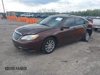 2013 Chrysler 200 Touring z VIN 1C3CCBBB2DN538825, wystawiony jako IAAI lot #42009269 z przebiegiem 90 897 mil mil oraz . Historia ofert i sprzedaży dostępna na DreamBid. Obrazek 2.