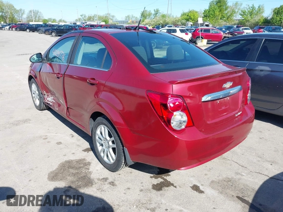 2014 Chevrolet Sonic LT z VIN 1G1JC5SH8E4153469, wystawiony jako IAAI lot #42181776 z przebiegiem 80 435 mil mil oraz . Historia ofert i sprzedaży dostępna na DreamBid. Obrazek 3.