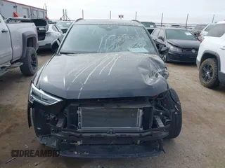 2024 Audi Q3 S line Premium Plus z VIN WA1EECF37R1154359, wystawiony jako IAAI lot #41617551 z przebiegiem 8377 mil mil oraz . Historia ofert i sprzedaży dostępna na DreamBid. Obrazek 13.