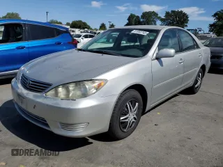 2005 Toyota Camry STD z VIN 4T1BE32K55U410458, wystawiony jako Copart lot #61082745 z przebiegiem 242 261 mil mil oraz Szkoda całkowita • Salvage title. Historia ofert i sprzedaży dostępna na DreamBid. Obrazek 1.
