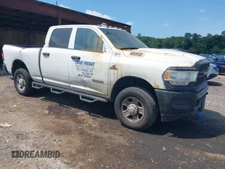 2019 Ram 2500 Tradesman z VIN 3C6UR5CL0KG647904, wystawiony jako IAAI lot #42763561 z przebiegiem 110 955 mil mil oraz . Historia ofert i sprzedaży dostępna na DreamBid. Obrazek 1.