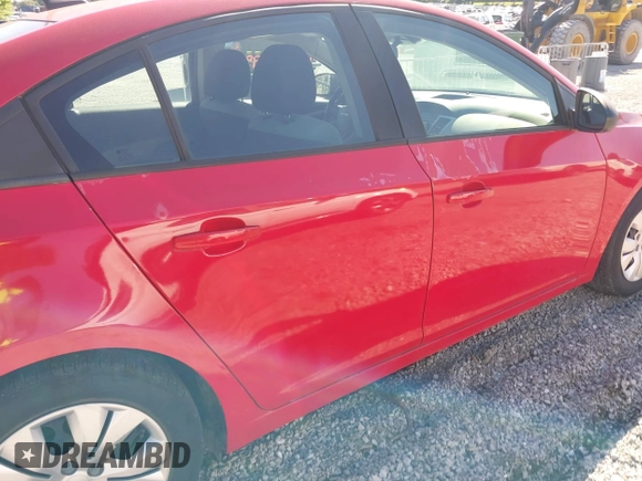 2014 Chevrolet Cruze LS z VIN 1G1PA5SHXE7265754, wystawiony jako IAAI lot #42343676 z przebiegiem 102 011 mil mil oraz . Historia ofert i sprzedaży dostępna na DreamBid. Obrazek 6.