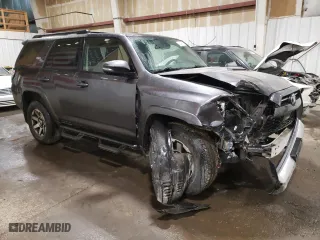 2020 Toyota 4Runner SR5 with VIN JTEBU5JR0L5769530, listed as a Copart auction lot 48219575 with 33,805 mi miles and Salvage Title. Bid and sale history available at carsss.com. Image 4.