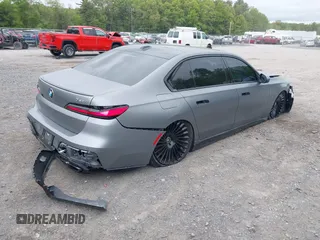 2023 BMW 7 Series 760i xDrive z VIN WBA33EJ04PCM74863, wystawiony jako IAAI lot #42298285 z przebiegiem 22 801 mil mil oraz . Historia ofert i sprzedaży dostępna na DreamBid. Obrazek 4.