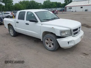 2010 Dodge Dakota Bighorn/Lonestar z VIN 1D7CE3GK4AS163639, wystawiony jako IAAI lot #42491791 z przebiegiem 160 917 mil mil oraz . Historia ofert i sprzedaży dostępna na DreamBid. Obrazek 1.