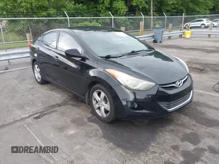 2013 Hyundai Elantra GLS z VIN 5NPDH4AE1DH385623, wystawiony jako IAAI lot #42267626 z przebiegiem 328 724 mil mil oraz . Historia ofert i sprzedaży dostępna na DreamBid. Obrazek 1.