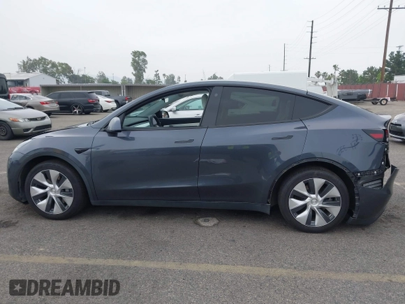 2021 Tesla Model Y Long Range with VIN 5YJYGDEEXMF092901, listed as a IAAI auction lot 42164866 with 61,240 mi miles and . Bid and sale history available at carsss.com. Image 15.