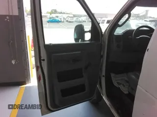 2014 Ford Econoline Cargo Commercial z VIN 1FTNE1EW4EDA41208, wystawiony jako IAAI lot #42294601 z przebiegiem 229 483 mil mil oraz . Historia ofert i sprzedaży dostępna na DreamBid. Obrazek 1.