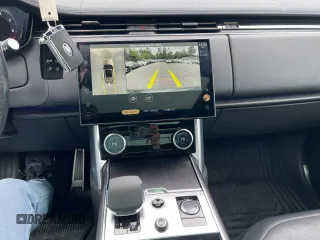 2023 Land Rover Range Rover SE z VIN SALKP9E72PA021055, wystawiony jako Copart lot #60476175 z przebiegiem 57 833 mil mil oraz Czysty tytuł • Clean title. Historia ofert i sprzedaży dostępna na DreamBid. Obrazek 9.