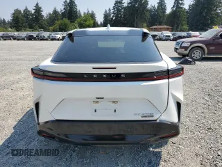 2023 Lexus RZ 450e Premium z VIN JTJAAAAB7PA020545, wystawiony jako Copart lot #66806794 z przebiegiem 7177 mil mil oraz Szkody całkowita. Historia ofert i sprzedaży dostępna na DreamBid. Obrazek 6.