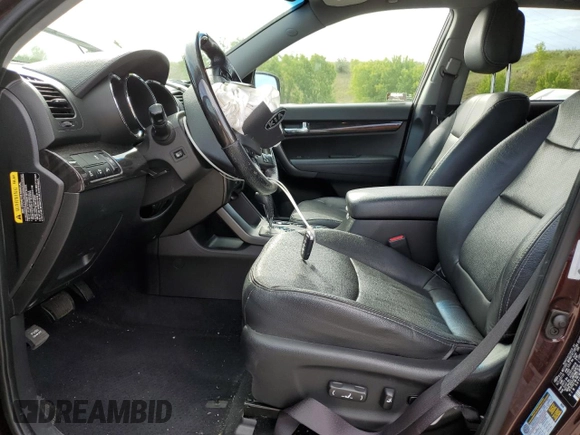 2013 Kia Sorento SX z VIN 5XYKWDA22DG389884, wystawiony jako Copart lot #58813735 z przebiegiem 101 567 mil mil oraz Szkoda całkowita • Salvage title. Historia ofert i sprzedaży dostępna na DreamBid. Obrazek 7.