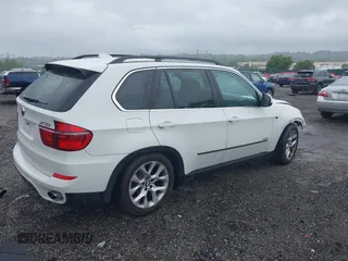 2013 BMW X5 xDrive35i z VIN 5UXZV4C53D0E14968, wystawiony jako IAAI lot #42253469 z przebiegiem 53 562 mil mil oraz . Historia ofert i sprzedaży dostępna na DreamBid. Obrazek 4.