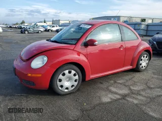 2010 Volkswagen New Beetle Coupe with VIN 3VWPG3AG9AM011291, listed as a Copart auction lot 42550185 with 105,433 mi miles and Salvage Title. Bid and sale history available at carsss.com. Image 1.