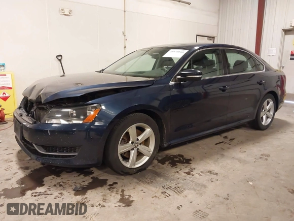 2013 Volkswagen Passat SE z VIN 1VWBP7A35DC095324, wystawiony jako IAAI lot #41970168 z przebiegiem 141 349 mil mil oraz . Historia ofert i sprzedaży dostępna na DreamBid. Obrazek 2.