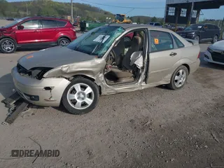 2007 Ford Focus S z VIN 1FAHP34N87W351757, wystawiony jako IAAI lot #42076181 z przebiegiem 212 301 mil mil oraz . Historia ofert i sprzedaży dostępna na DreamBid. Obrazek 2.