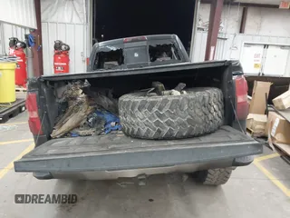 2018 GMC Sierra 1500 SLE z VIN 1GTV2MEC2JZ226046, wystawiony jako IAAI lot #41819120 z przebiegiem Nie podano mil oraz . Historia ofert i sprzedaży dostępna na DreamBid. Obrazek 16.