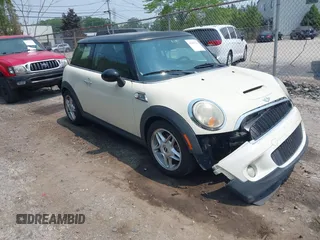 2008 MINI Hardtop S z VIN WMWMF73548TV37106, wystawiony jako IAAI lot #42445984 z przebiegiem 111 566 mil mil oraz . Historia ofert i sprzedaży dostępna na DreamBid. Obrazek 1.