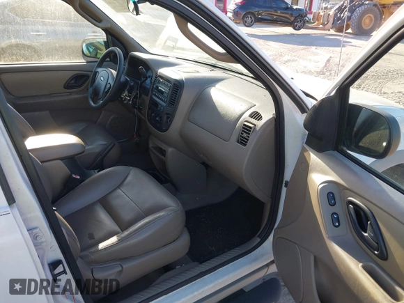 2002 Ford Escape XLT with VIN 1FMCU03112KC92704, listed as a IAAI auction lot 41807550 with 105,762 mi miles and . Bid and sale history available at DreamBid. Image 5.