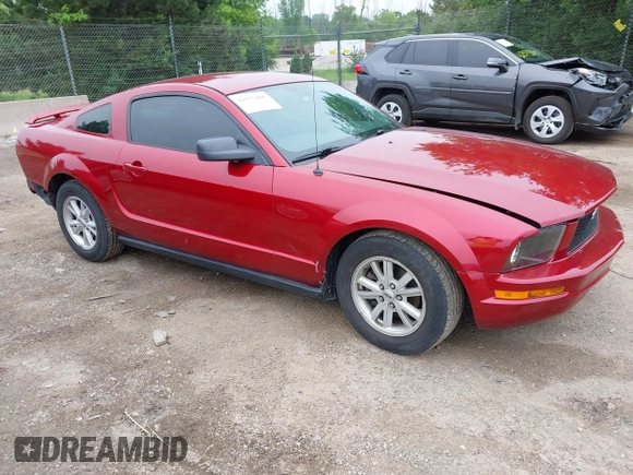 2005 Ford Mustang Deluxe z VIN 1ZVFT80N955128031, wystawiony jako IAAI lot #42557098 z przebiegiem 138 447 mil mil oraz . Historia ofert i sprzedaży dostępna na DreamBid. Obrazek 1.