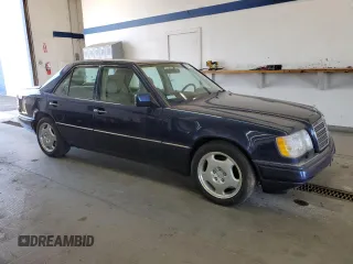 1995 Mercedes-Benz 400 E z VIN WDBEA34E7SC217071, wystawiony jako Copart lot #58014415 z przebiegiem 111 880 mil mil oraz Czysty tytuł • Clean title. Historia ofert i sprzedaży dostępna na DreamBid. Obrazek 4.