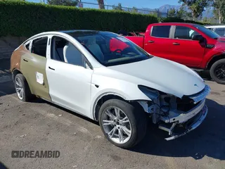 2022 Tesla Model Y Long Range z VIN 7SAYGDEE2NF360019, wystawiony jako IAAI lot #37731581 z przebiegiem 38 014 mil mil oraz . Historia ofert i sprzedaży dostępna na DreamBid. Obrazek 1.