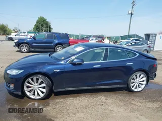 2013 Tesla Model S z VIN 5YJSA1CN5DFP20579, wystawiony jako IAAI lot #41983339 z przebiegiem 80 118 mil mil oraz . Historia ofert i sprzedaży dostępna na DreamBid. Obrazek 15.