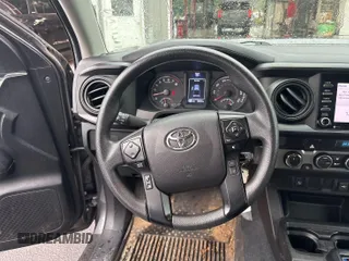 2021 Toyota Tacoma SR z VIN 5TFCZ5AN2MX279975, wystawiony jako IAAI lot #42477503 z przebiegiem 50 690 mil mil oraz . Historia ofert i sprzedaży dostępna na DreamBid. Obrazek 25.
