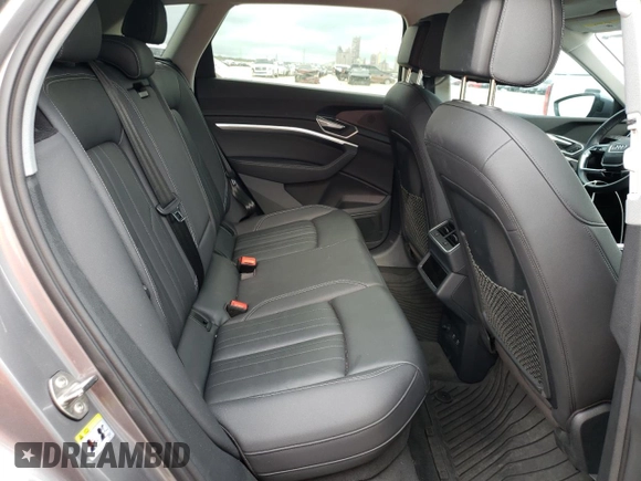 2021 Audi e-tron Premium z VIN WA1AAAGE4MB031782, wystawiony jako Copart lot #65578012 z przebiegiem 21 981 mil mil oraz . Historia ofert i sprzedaży dostępna na DreamBid. Obrazek 6.