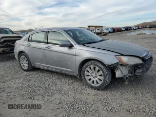 2014 Chrysler 200 LX z VIN 1C3CCBABXEN125294, wystawiony jako Copart lot #42043745 z przebiegiem 159 032 mil mil oraz Szkoda całkowita • Salvage title. Historia ofert i sprzedaży dostępna na DreamBid. Obrazek 4.