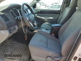 2013 Toyota Tacoma z VIN 5TFUX4EN9DX020947, wystawiony jako Copart lot #55651885 z przebiegiem 306 394 mil mil oraz Czysty tytuł • Clean title. Historia ofert i sprzedaży dostępna na DreamBid. Obrazek 7.